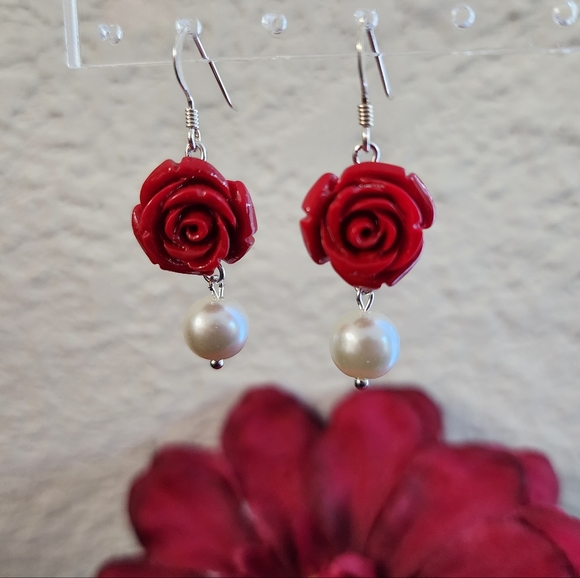 Red Rose and Faux Pearl earrings. - Picture 1 of 2